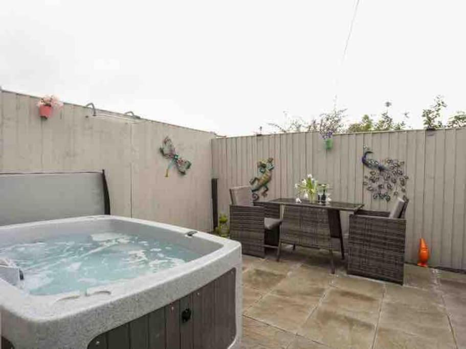 Beeches Bach, 1 Bedroom Cottage With Hot Tub Престатин Екстериор снимка