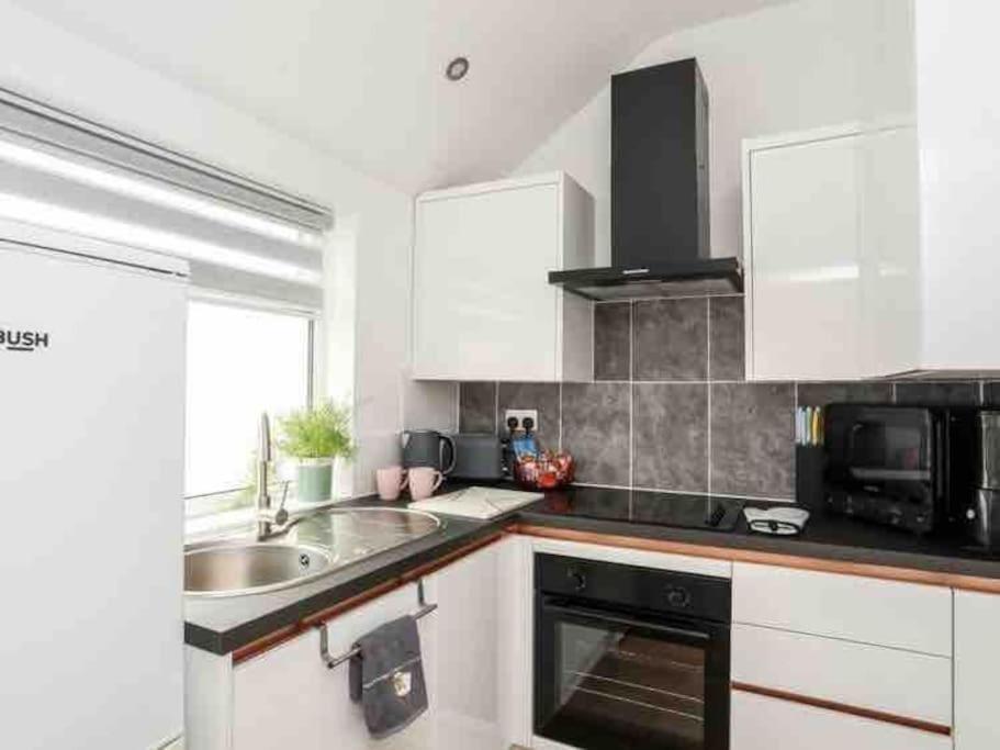 Beeches Bach, 1 Bedroom Cottage With Hot Tub Престатин Екстериор снимка