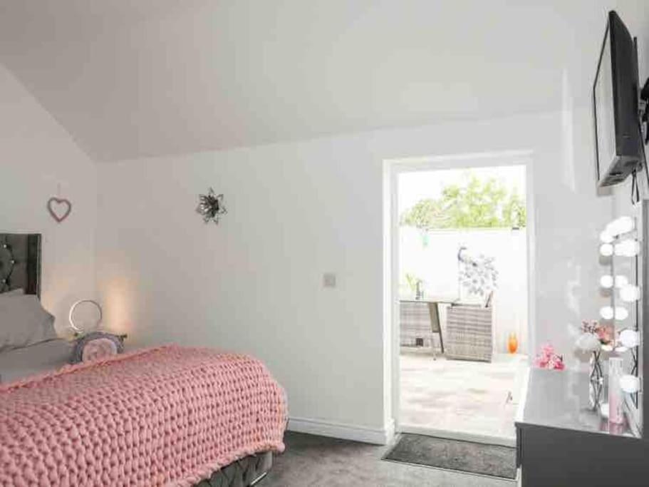 Beeches Bach, 1 Bedroom Cottage With Hot Tub Престатин Екстериор снимка